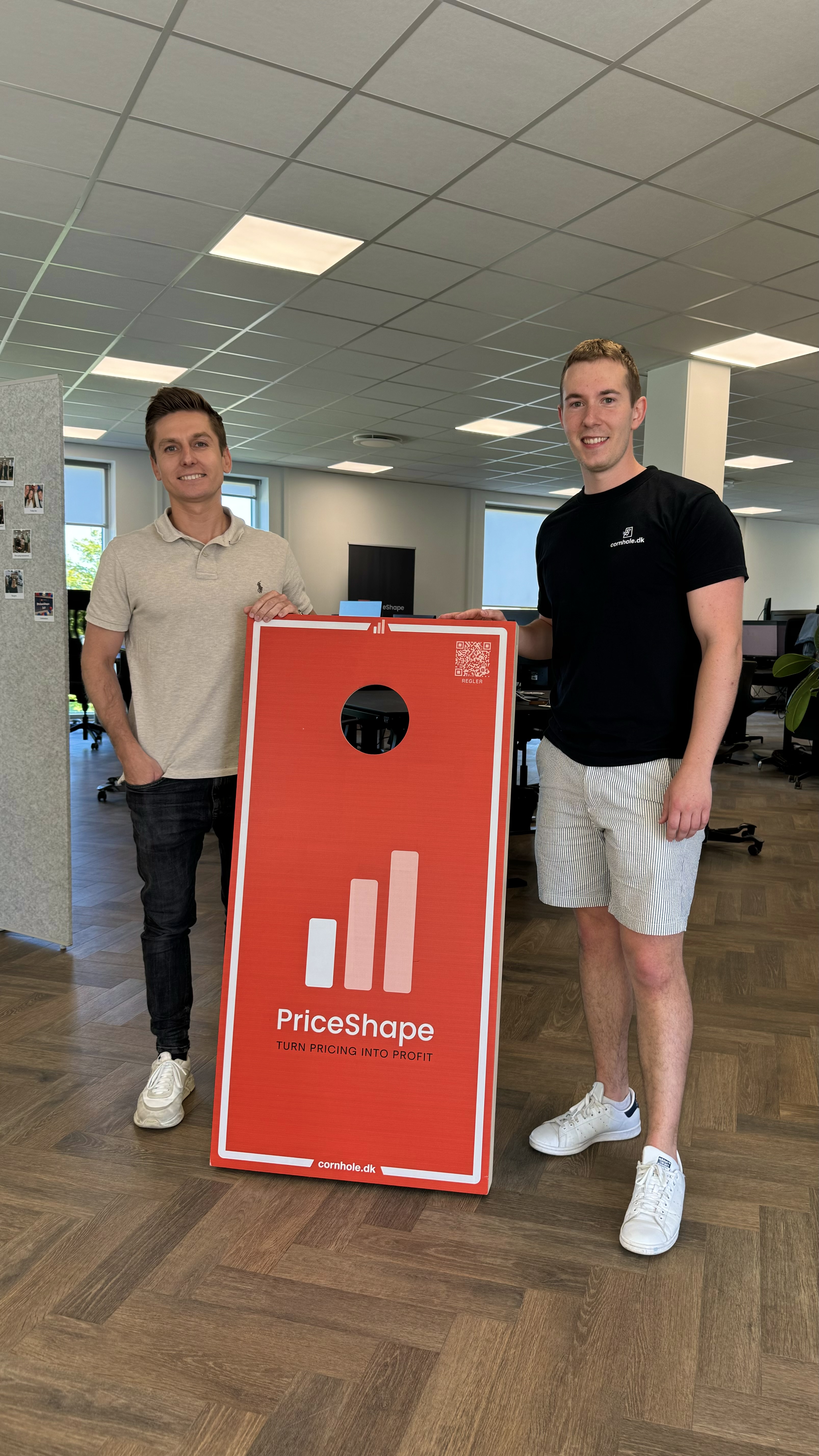 Menschen spielen zusammen Cornhole